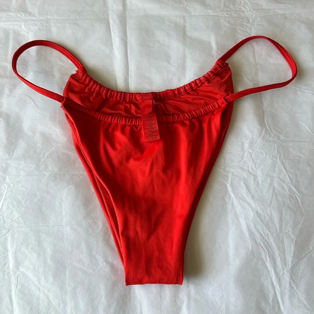 Skims swim bottoms STRING BIKINI COLOR RUBY SIZE XL NWOT‎